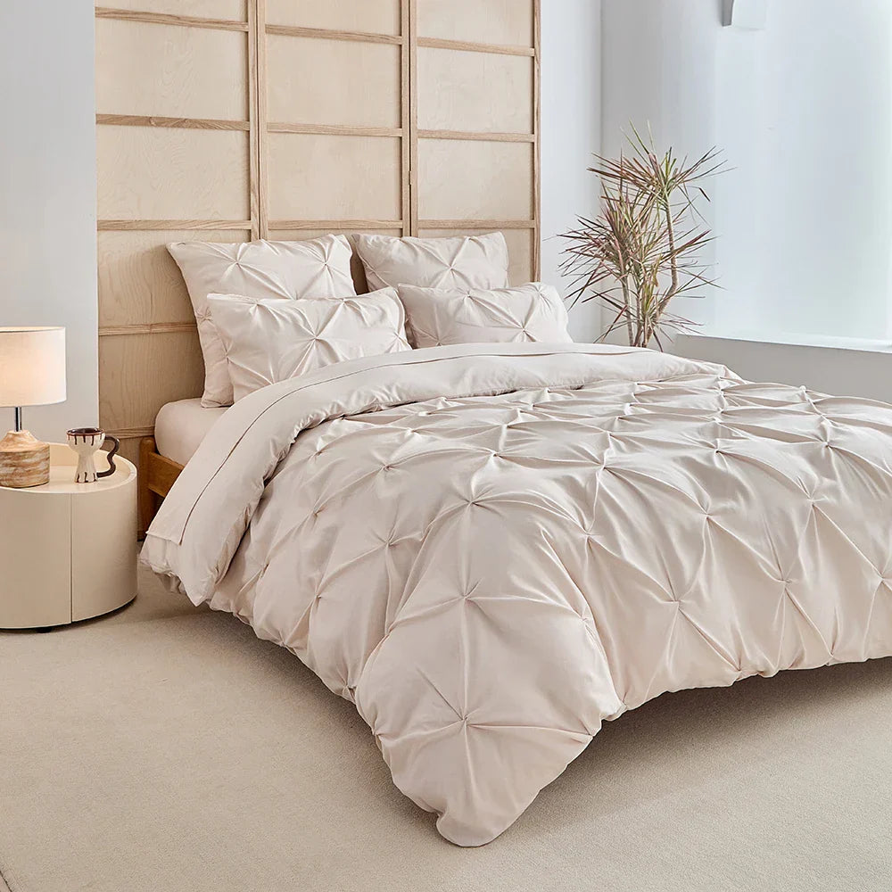 3pcs Bedding Cover .Craft twist design .Simple and superior .Soft and comfortable fabric .Suitable  men and women bedroom decoration